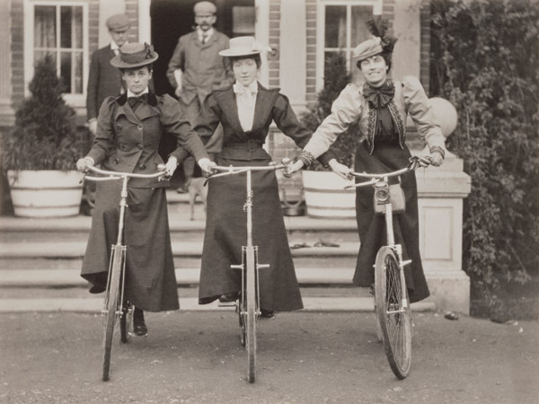 Three women on bicycles, early 1900s (b/w photo)  von English Photographer