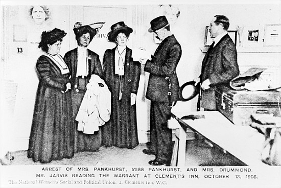 Arrest of Mrs Pankhurst, Miss Pankhurst and Mrs Drummond. Mr.Jarvis reading the warrant at Clements  von English Photographer