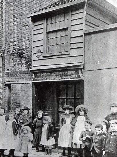 Children outside John Pounds''s workshop, from which he ran the first Ragged school von English Photographer