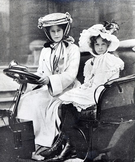 Millicent, Duchess of Sutherland and her daughter at the first meeting of the Ladies Automobile Club von English Photographer