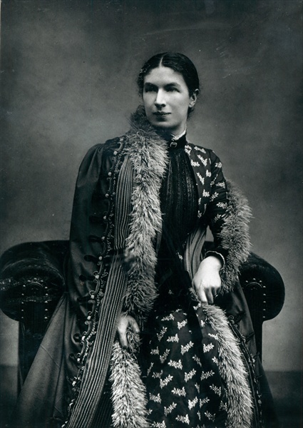 Mrs Humphry Ward, 1881 (b/w photo)  von English Photographer