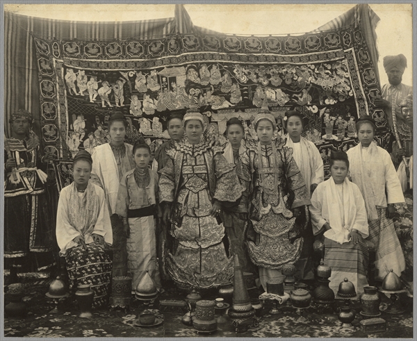 Theatre company, Burma, c.1910 (b/w photo)  von English Photographer