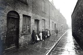 London Slums, c.1900 (b/w photo) 