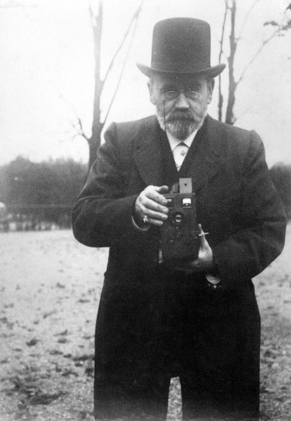 Emile Zola taking a photograph (b/w photo)  von French Photographer