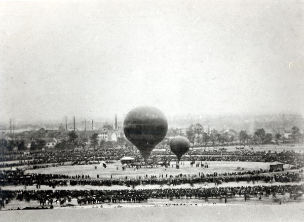 Felix Nadar''s Giant Balloon in Paris, c.1863 (b/w photo)  von French Photographer