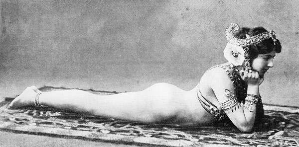 Mata Hari, c.1905 (b/w photo)  von French Photographer