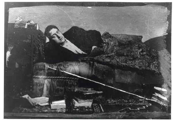 Portrait of Guillaume Apollinaire (1880-1918) reclining, c.1910 (b/w photo)  von French Photographer