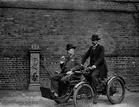 Early motorcar, c.1900-05 (b/w photo) 