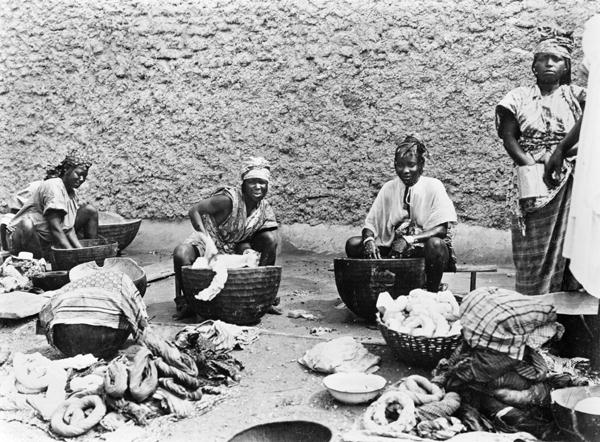 Washing, Senegal, c.1900 (b/w photo)  von French Photographer
