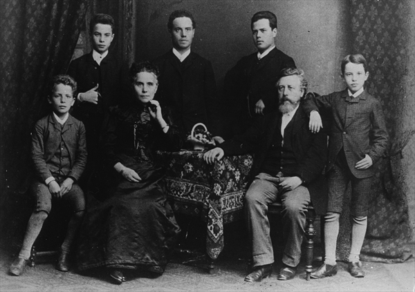 Wilhelm Liebknecht and his family (b/w photo)  von German Photographer