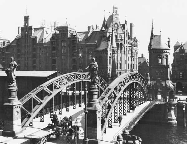 Bridge in the Speicherstadt (warehouse city) Hamburg, c.1910 (b/w photo) 