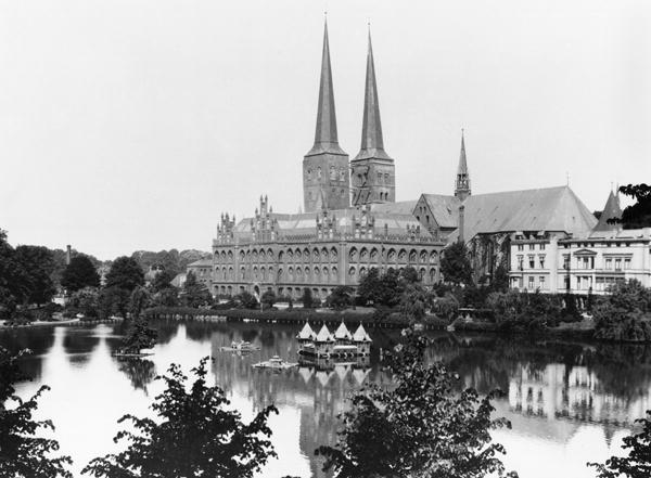 View of the museum with the Marienkirche in the background, Lubeck, c.1910 (b/w photo)  von Jousset