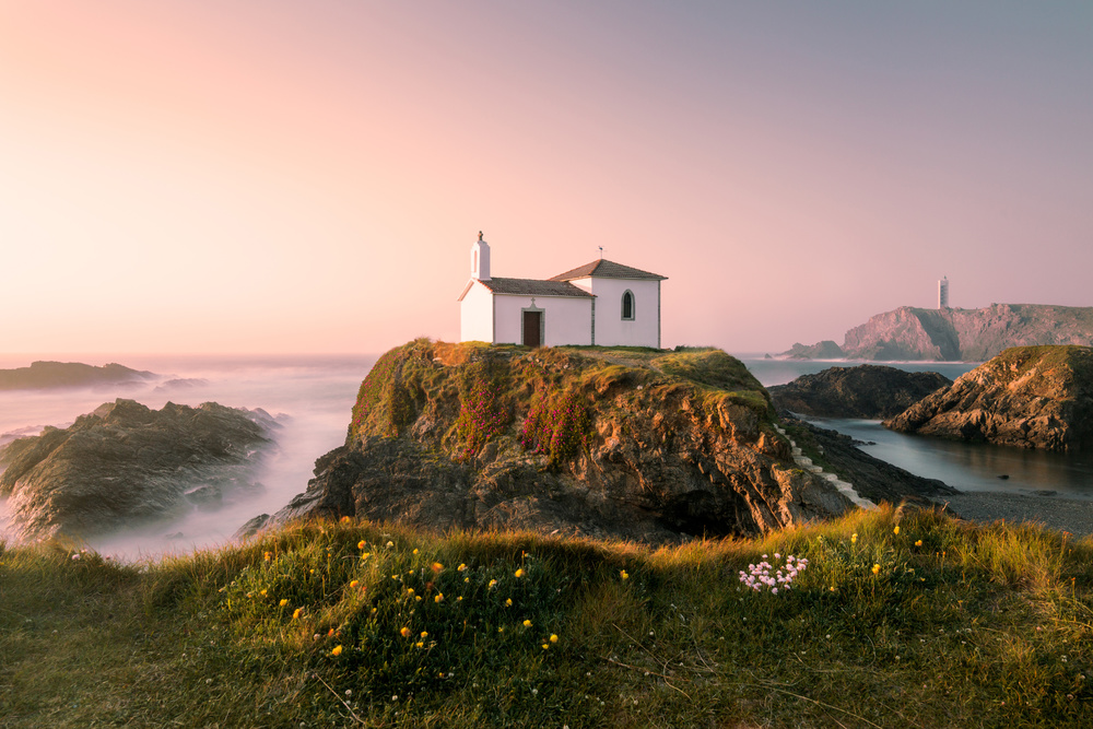 Einsiedelei auf einer Klippe,Galizien,Spanien. von Adrian Nunez
