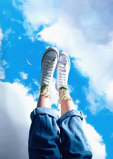 Schuhe erklimmen den Himmel