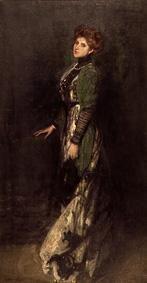 Bildnis einer jungen stehenden Frau in langem Kleid.