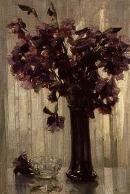 Vase mit violetten Blumen