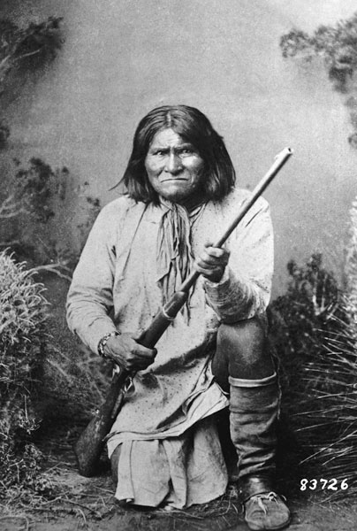 Geronimo holding a rifle von American Photographer