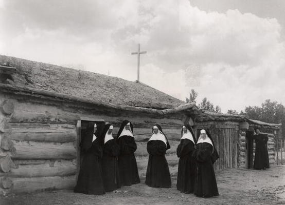 Nuns in front of the Saint Labre mission, Ashland, Montana (b/w photo) von American Photographer, (19th century)