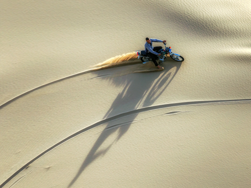 Motorradfahrten in der Wüste von Amir Hossein Kamali | امیرحسین کمالی