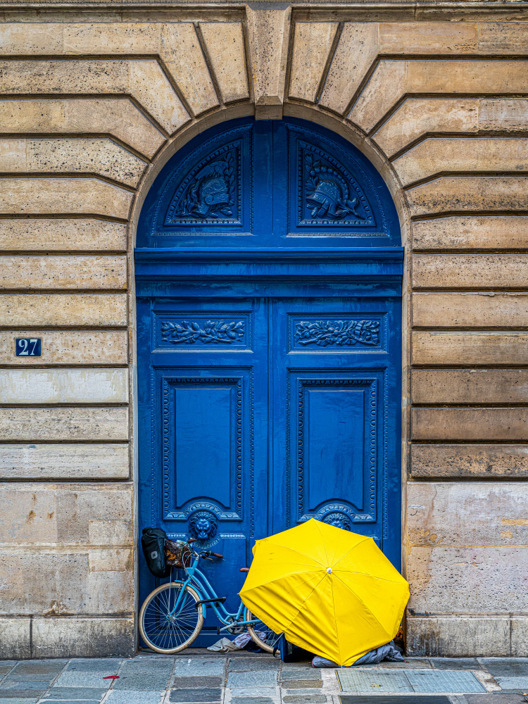 Blaue Tür,gelber Regenschirm von Amro