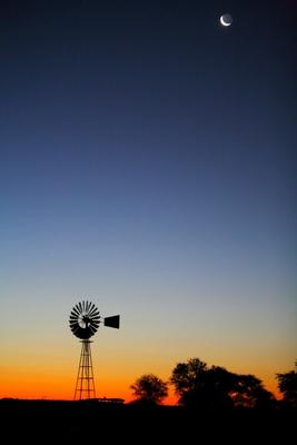 Windrad mit Mond von Andreas Pollok