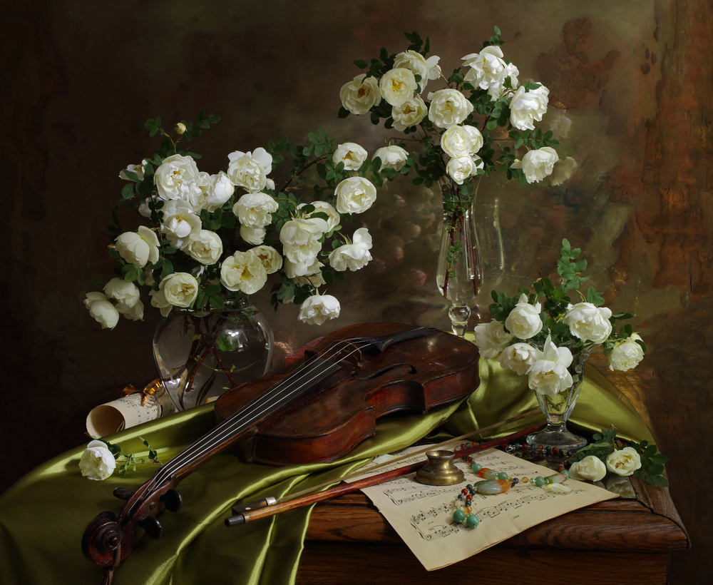 Stillleben mit Geige und Blumen von Andrey Morozov