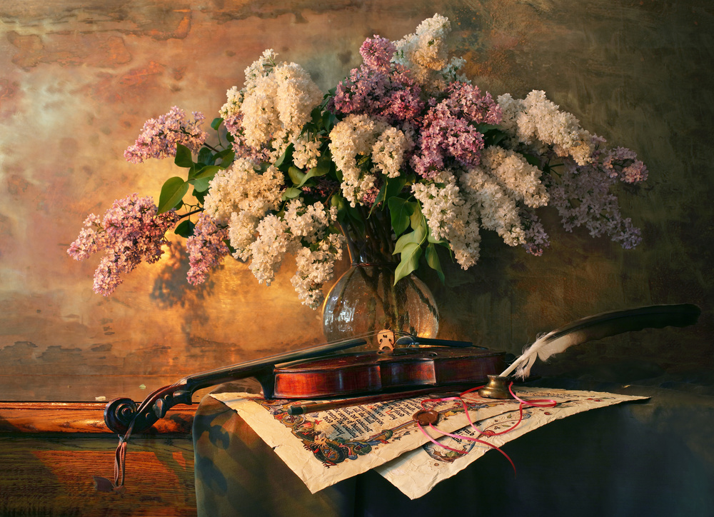 Stillleben mit Geige und lila Blumen von Andrey Morozov
