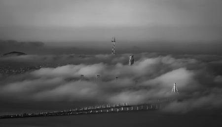 Dichter Nebel rollt über die Bay Bridge