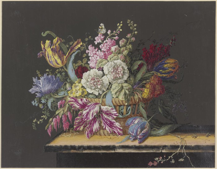 Blumenkorb mit Malven, Levkojen, Primeln, Tulpen und anderen Blumen auf einem Tisch von Anonym