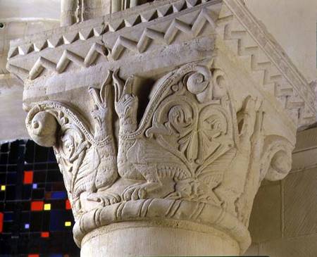 Column capital bearing symmetrically arranged grotesquesfrom the hemicycle choir von Anonymous