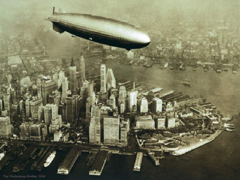 The Hindenburg Airship, 1936 von Anonymous