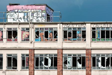 Urban decay on Bromley-bu-bow 2020