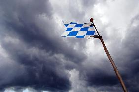 Bayern-Fahne vor Wolkenhimmel