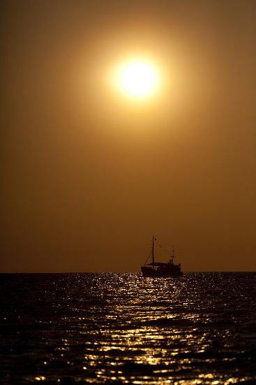 Segelboot bei Sonnenuntergang in Warnemünde von Arno Burgi