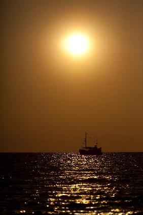 Segelboot bei Sonnenuntergang in Warnemünde