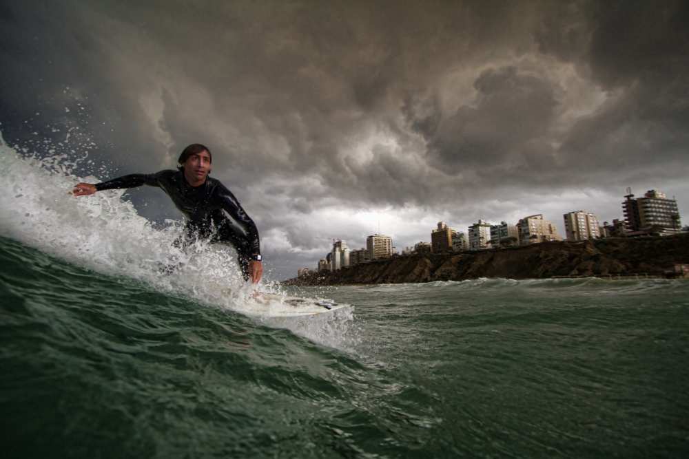 Apocalyptic Surfer von Assaf Gavra