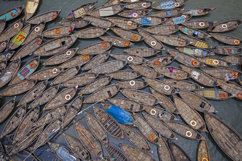 Boote,die wie Blütenblätter mit lebensrettenden Ringen ausgelegt sind von Azim Khan Ronnie