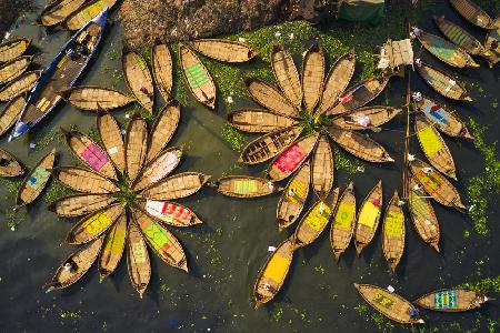 Traditionelle Holzboote und Leben
