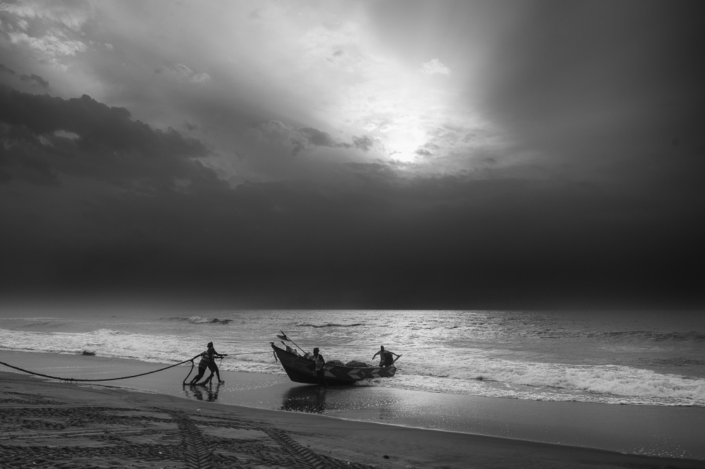 Morgendämmerung an der Küste von Mahabalipuram von BALASUBRAMANIAN GV