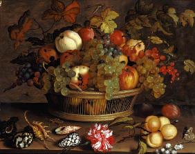 Stillleben mit Trauben, Äpfeln, Pfirsich, Pflaumen und Blumen