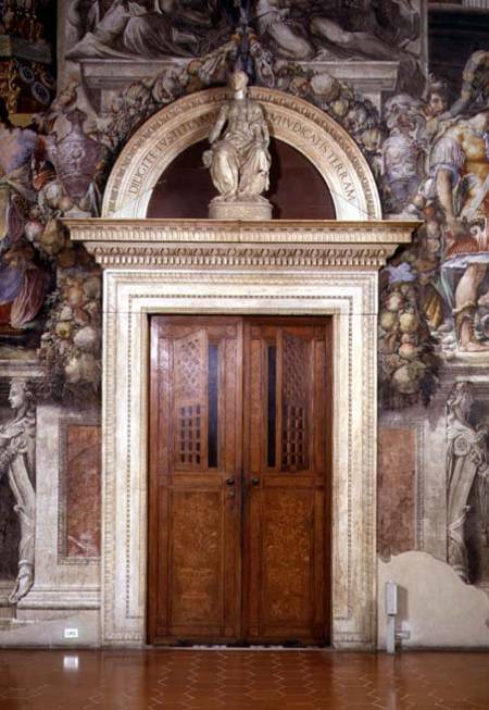 Door frame in the Sala dell'Udienza crowned with a figure of Justice von Benedetto and Giuliano  da Maiano