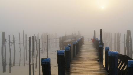 Goldener Nebel am einsamen Pier