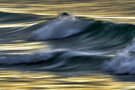 Wellen im Abendlicht