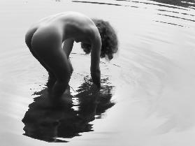 Weiblicher Rücken-Akt mit Wasser-Spiegelung 2011