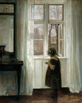 Kleines Mädchen an einem Fenster
