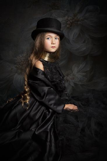 Kleines Mädchen in Schwarz