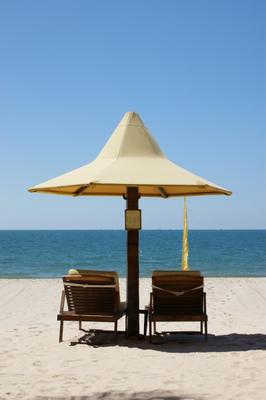 Liegestühle mit Sonnenschirm von Christian Beckers