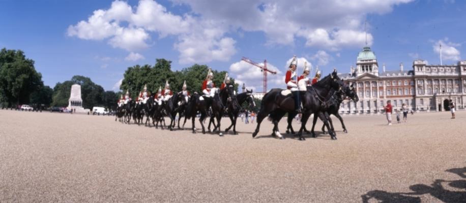 Wachwechsel in London zu Pferd von Christopher Timmermann