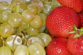 Weintrauben und Erdbeeren