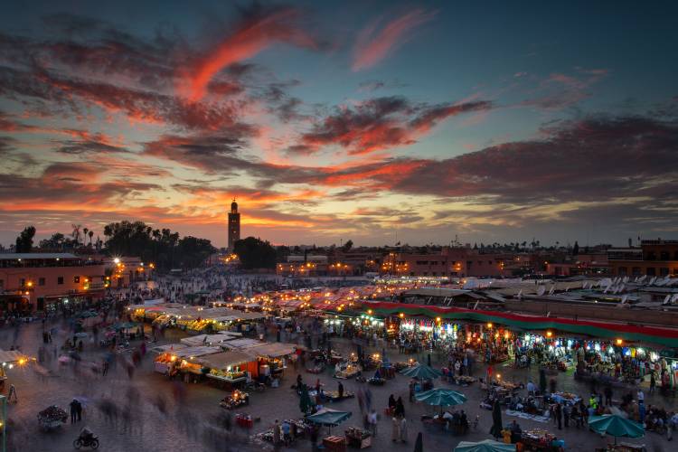 Sunset over Jemaa Le Fnaa Square in Marrakech, Morocco von Dan Mirica